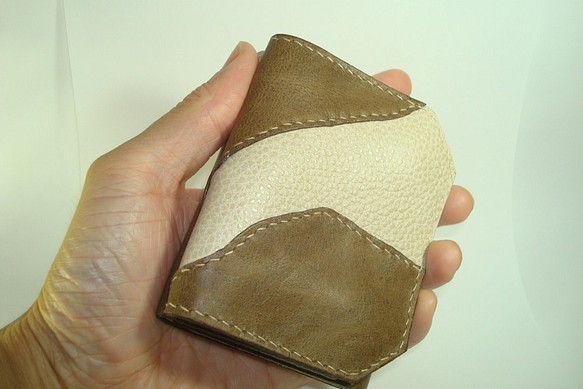 コンパクト三つ折りレザー財布 1枚目の画像