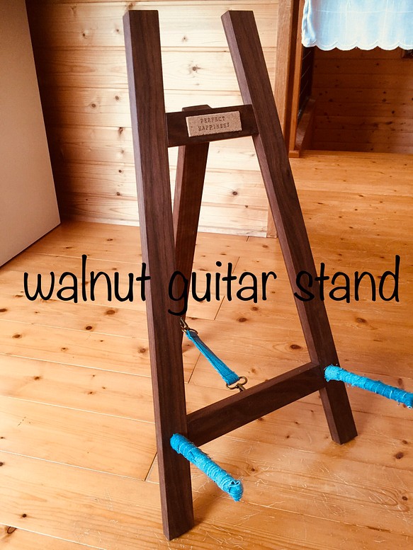 ウォールナット材ギタースタンド 1枚目の画像