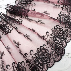 チュール刺繍両山レース 1m バラ 花 葉 ワイン色チュールｘ黒刺繍 (LRSA82WNSHRY) 1枚目の画像