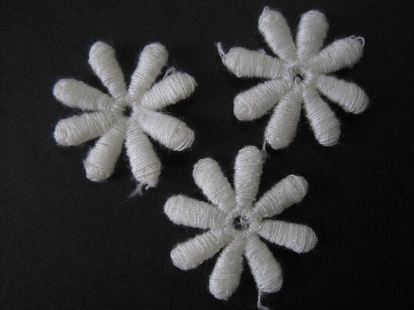 ケミカルレースモチーフ　8枚花びら　綿ポリ　  オフ白・生成り　7枚のセット(803) 1枚目の画像