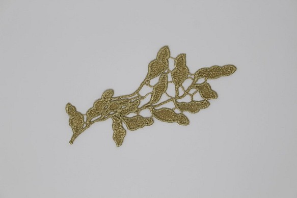 ケミカルレースモチーフ 葉っぱ 金糸 2枚 (MLFA41GLBA00) 1枚目の画像