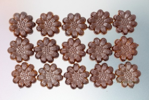 樹脂デコパーツ 30個 カボション 9枚花びら デイジー 平底  茶色 チョコレート色(DF9130BRJL00) 1枚目の画像