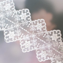 綿刺繍レース 50cm 花 フラワー 葉っぱ 四角　ナイロンチュール キナリ (LSQ70CKNJB00) 1枚目の画像