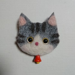 羊毛フェルトで作った猫のブローチ 1枚目の画像