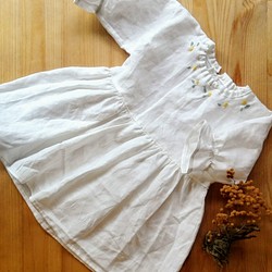ミモザの刺繍の白リネンワンピース 1枚目の画像