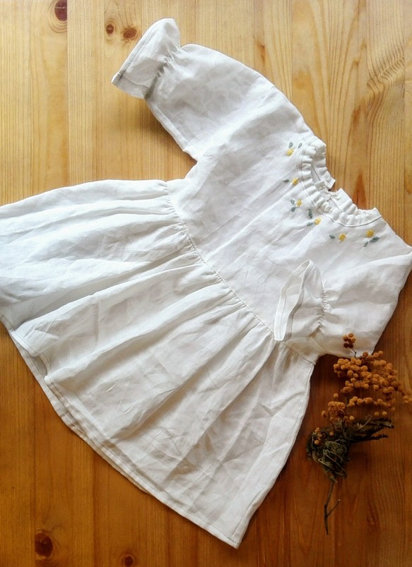 ミモザの刺繍の白リネンワンピース 1枚目の画像