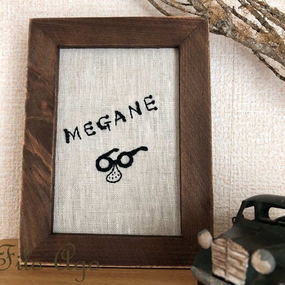 MEGANE 刺繍 フォトスタンド 1枚目の画像
