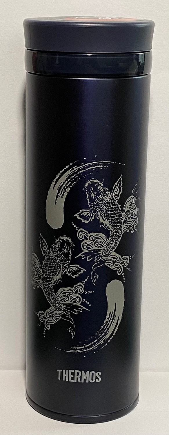 昇り鯉　鯉　鯉イラスト　水分補給  サーモス  水筒 ボトル 500ml  人気 ダークネイビー リモート　送料無料 1枚目の画像