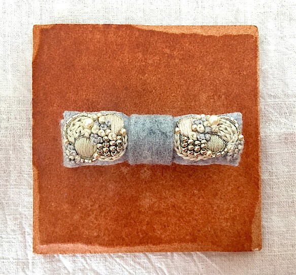 りぼん刺繍のバレッタ 1枚目の画像