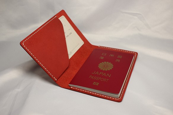 ヌメ革 手縫いのパスポートケース（レッド色）【送料無料】 1枚目の画像