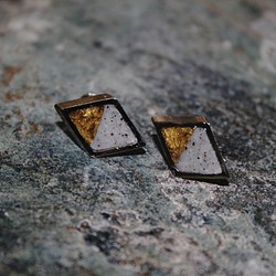 雙面勞倫斯夾式耳環 - 紋理金X岩石灰 第1張的照片