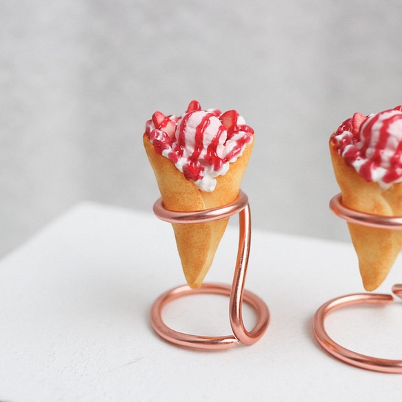 草莓果醬冰淇淋可麗餅 耳環 單支 甜點飾品 三片草莓 第1張的照片