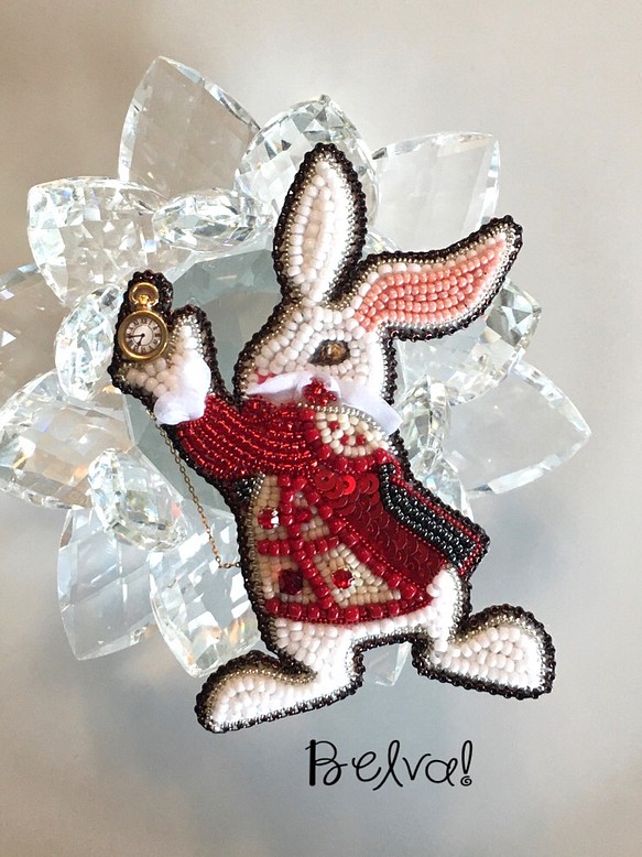 ビーズ刺繍のブローチ　-白ウサギ- 1枚目の画像