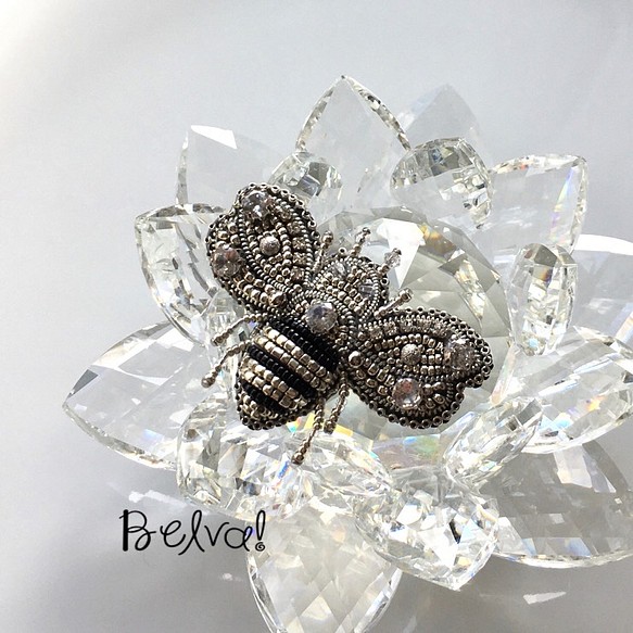 ビーズ刺繍のブローチ　-シルバーのハチ silver bee- 1枚目の画像