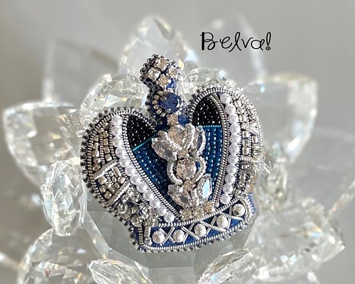 ビーズ刺繍のブローチ　-王冠　crown blue-