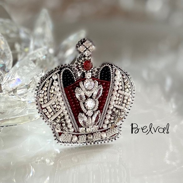 ビーズ刺繍のブローチ　-王冠(red)crown- 1枚目の画像