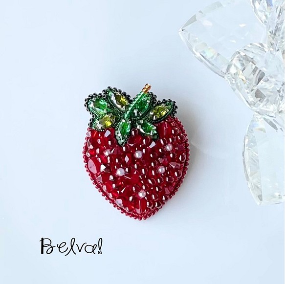 ビーズ刺繍のブローチ　-いちご- strawberry- 1枚目の画像