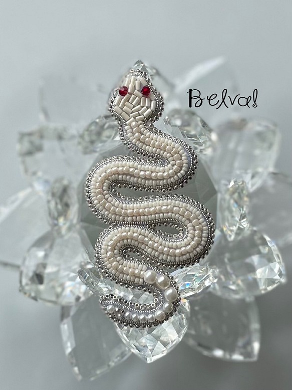 ビーズ刺繍のブローチ　-白蛇　white snake- 1枚目の画像
