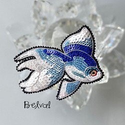 ビーズ刺繍ブローチ　-金魚　(ブルー)- 1枚目の画像