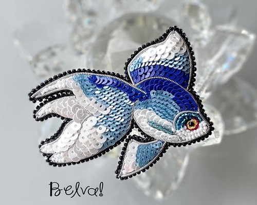 ビーズ刺繍ブローチ -金魚 (ブルー)- ブローチ Belva! 通販｜Creema