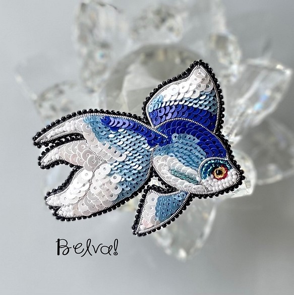 ビーズ刺繍ブローチ　-金魚　(ブルー)- 1枚目の画像