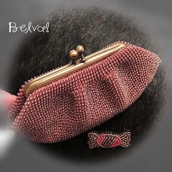 ビーズ編みのブローチ付きがま口-ピンク- 1枚目の画像