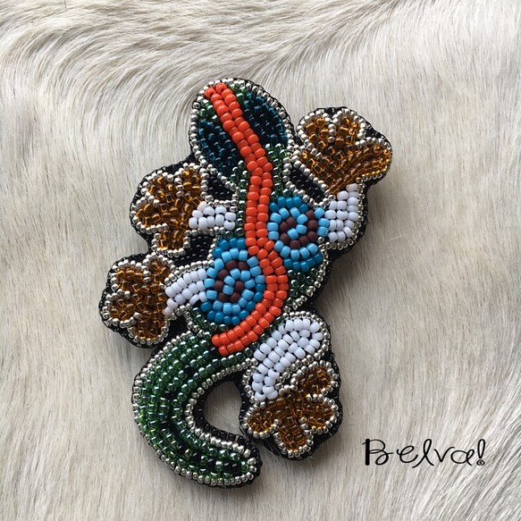 ビーズ刺繍のブローチ-カラフルヤモリ- 1枚目の画像