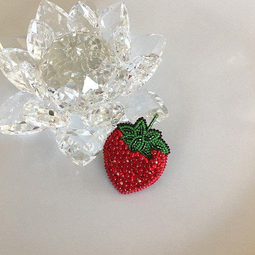 ビーズ刺繍のブローチ -いちご- strawberry ブローチ Belva! 通販