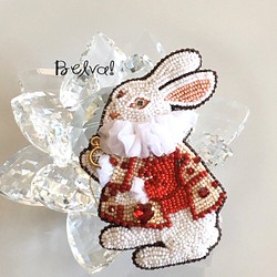 ビーズ刺繍のブローチ　-白ウサギ(レッドジャケット)- 1枚目の画像