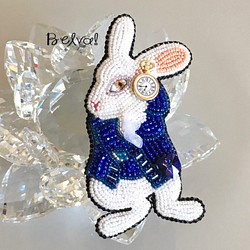 ビーズ刺繍のブローチ　-白ウサギ(ブルージャケット) 1枚目の画像