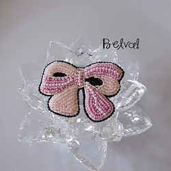 ビーズ刺繍のブローチ　-リボン(ピンク)- 1枚目の画像