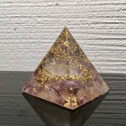 神聖な灯★ピラミッド型オルゴナイト スーパーセブン 1枚目の画像
