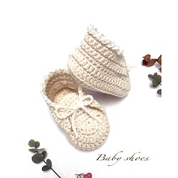 冬のおめかしふんわり可愛い手編みのベビーシューズ（新生児〜） 1枚目の画像