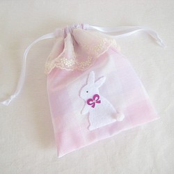 かわいい白うさぎのミニ巾着袋（ピンク・パープルチェック柄） 1枚目の画像