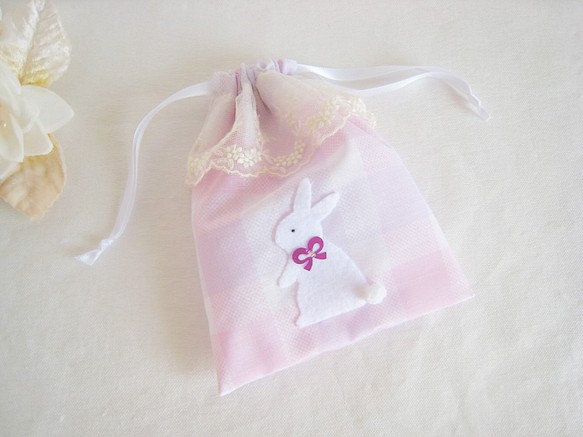 かわいい白うさぎのミニ巾着袋（ピンク・パープルチェック柄） 1枚目の画像