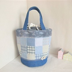 かわいいパッチワーク柄のバケツ型ミニトートバッグ（ブルー） 1枚目の画像