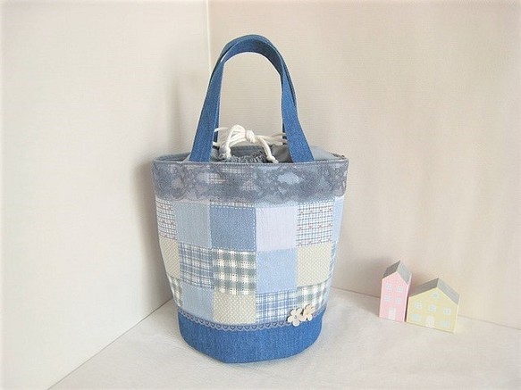 かわいいパッチワーク柄のバケツ型ミニトートバッグ（ブルー） 1枚目の画像