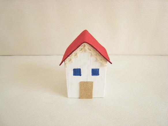 可愛い赤い屋根の小さいお家の置物（小） 1枚目の画像