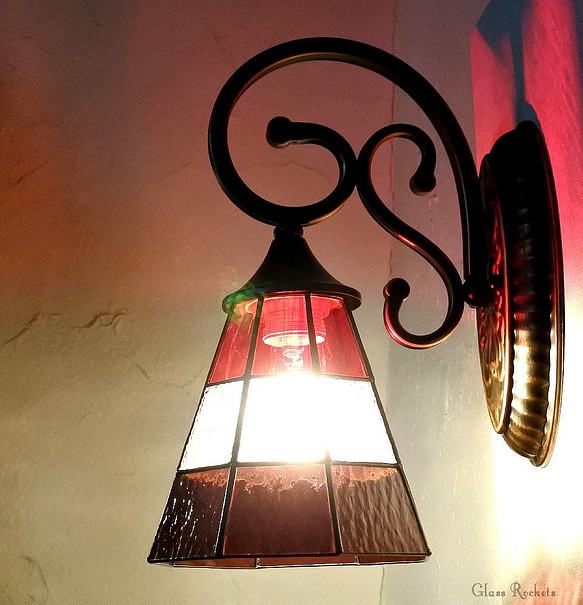 送料無料 １点物 レディッシュ ステンドグラス 壁 ブラケットライト ランプ 照明 1枚目の画像