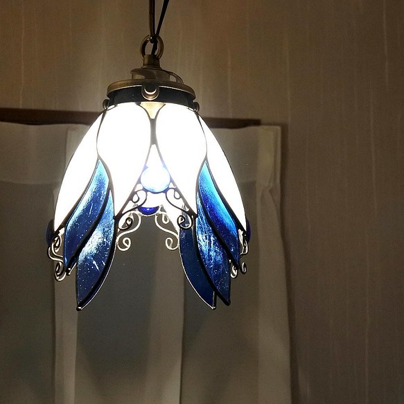 一点物「天使のらんぷ 青と白」 ステンドグラス 照明 ランプ ペンダント 1枚目の画像