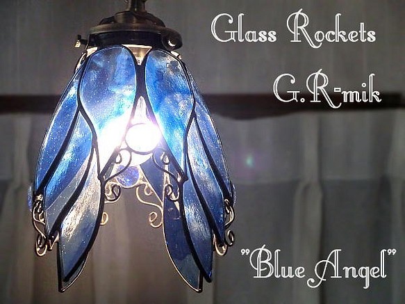 チョコ様専用オーダーページ：「天使の青いらんぷ」 ステンドグラス 照明 ランプ ペンダント 1枚目の画像