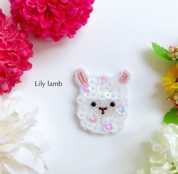 アルパカ/ビーズ刺繍の動物ブローチ【受注製作】 ブローチ Lily lamb