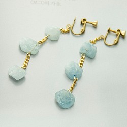 絕色系列-海藍寶石與黃銅工藝矽膠耳夾 第1張的照片