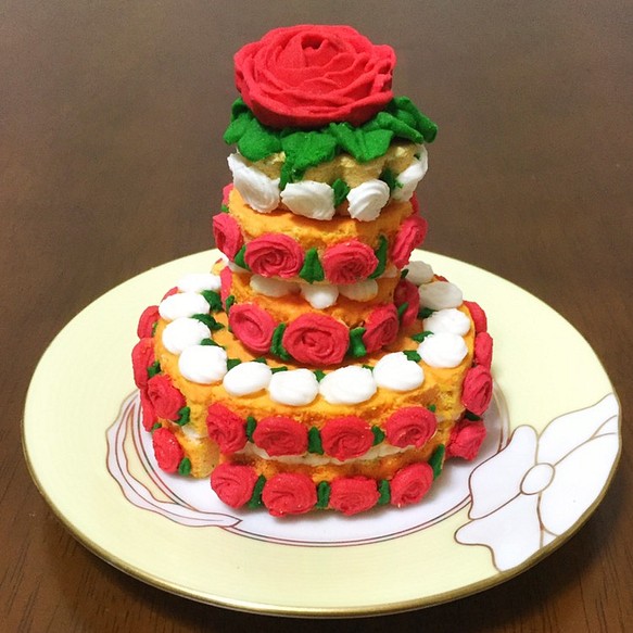 Rose garden　デコレーションケーキ　アロマ置物とブレンド精油 （セガトイズ×Creema コラボ企画 入選） 1枚目の画像
