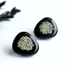 黑色 Mino 陶瓷瓷磚和蕾絲花朵耳環 耳環 第1張的照片