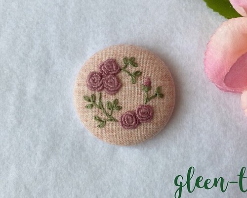 ピンクのバラ刺繍ブローチ(ヘアゴム可) ブローチ gleen-t 通販｜Creema