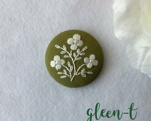 白い花刺繍ブローチ(ヘアゴム可) ブローチ gleen-t 通販｜Creema