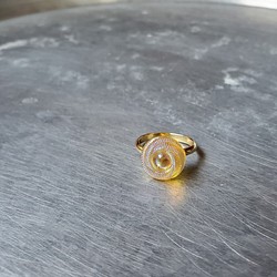 ドイツ ヴィンテージ ガラス ボタン オーロラ イエロー 指輪 リング アンティーク 1枚目の画像