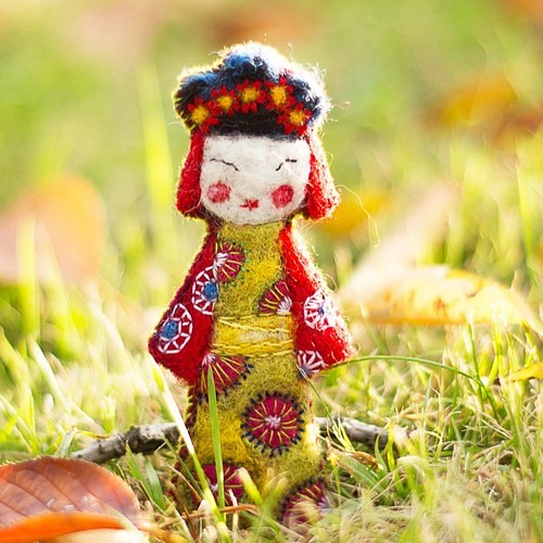 羊毛フェルトの芸者ブローチ、日本の人形アクセサリー、着物を着てる