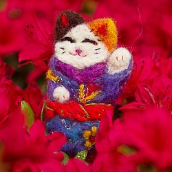 羊毛フェルトの招き猫ブローチ、lucky catのアクセサリー、着物を着てる猫のジュエリー、刺繍されたウールギフト 1枚目の画像